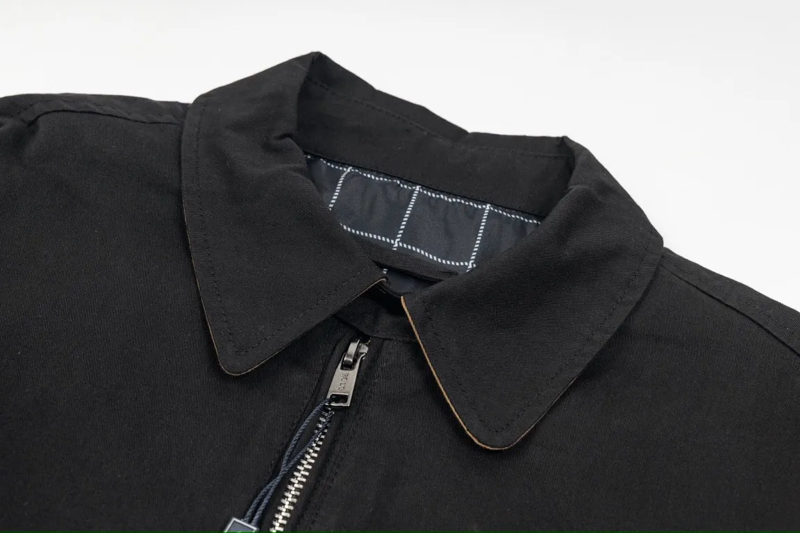 🅿️350 Ralph Lauren's new 24ss classic embroidered logo lapel executive zipper jacket for both men and women. 1️⃣Selected from high-quality original developed pure cotton fabric, with customized plaid lining inside, the overall wearing effect is very soft and comfortable. 2️⃣The workmanship details are perfectly controlled, with exquisite small logo embroidery on the chest, and the unique design style of splicing technology is used in the dropped shoulder position to highlight your personality! The version is simple but not simple! 3️⃣ Complete with tag accessories, unisex design, and a very versatile jacket for men and women!  Color: black, navy blue, khaki Size: S, M, L, XL